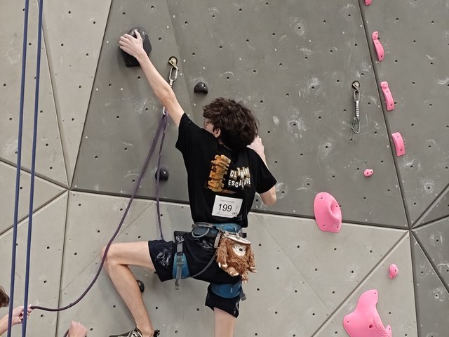 Grimpeur Clamart Escalade (dossard 199) en action sur le mur de compétition de difficulté, championnat 92 à Toussus-le-Noble, mars 2026
