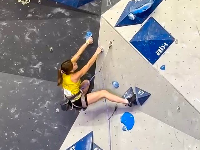 Grimpeuse Clamart Escalade en action sur le grand mur bleu de la 1re/2e France Nord à Cholet, mai 2026