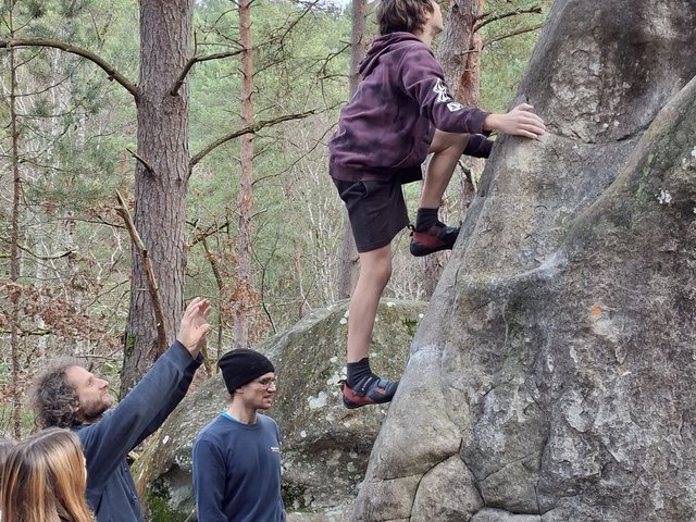 Bloc en forêt de Fontainebleau sur un déversant, avec parade, janvier 2026