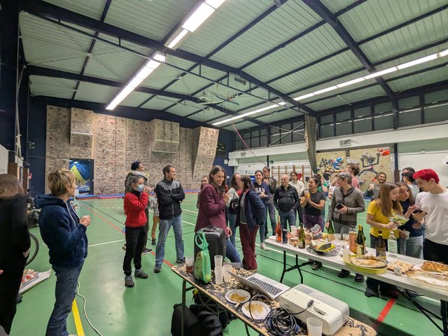 Galette des rois au gymnase Léo Lagrange, adhérents réunis devant la SAE, janvier 2026