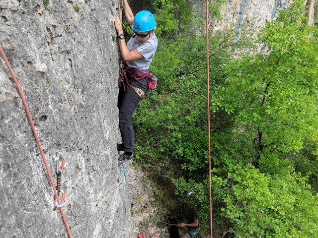 Grimpeuse sur paroi verticale avec les gorges de la Jonte en arrière-plan, mai 2026