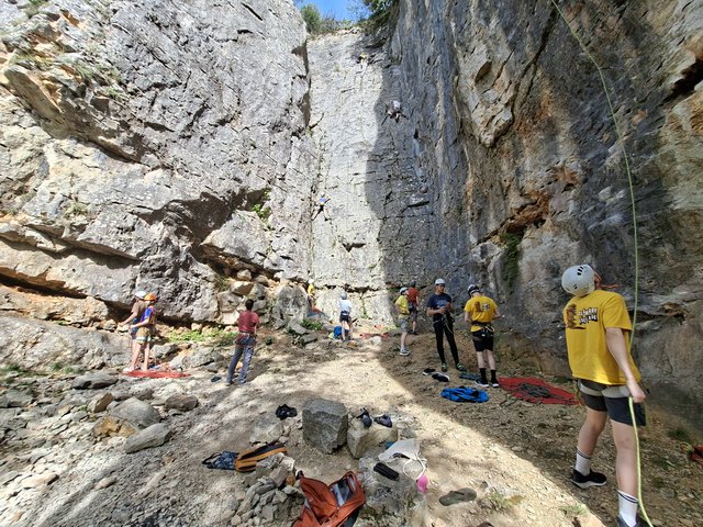 Jeunes du club en t-shirts Clamart Escalade au pied d'un grand canyon, week-end Remigny juin 2026