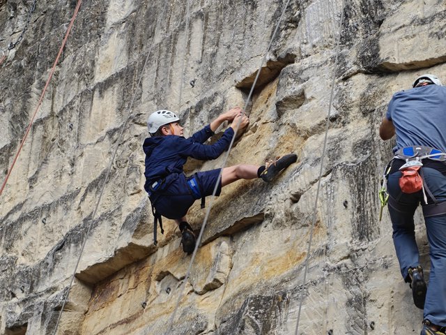 Jeune grimpeur en action sur le calcaire de Saint-Maximin, octobre 2025