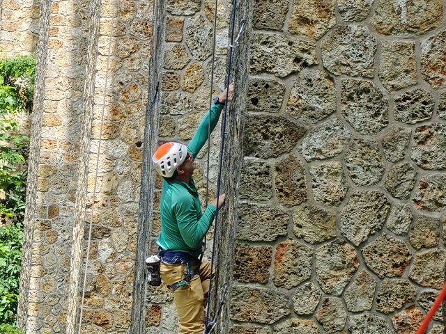 Grimpeurs sur les piliers en maçonnerie du viaduc des fauvettes, juin 2026